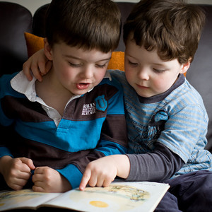 Family-reading-together-children